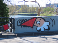 848547 Afbeelding van graffiti met een Utrechtse kabouter (KBTR) op de reling aan de oostzijde van de De Meernbrug te ...